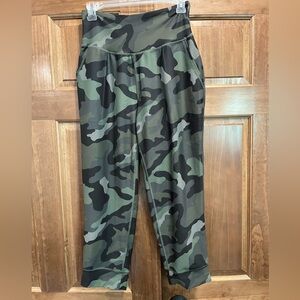 Old Navy Women’s PowerSoft Camouflage Leggings, Size Medium